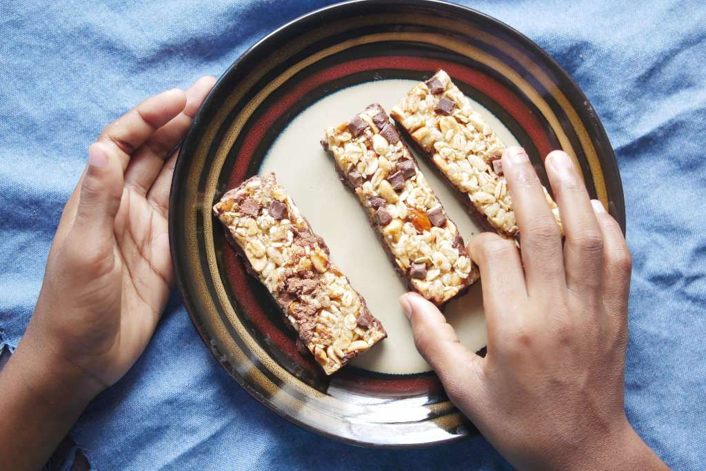 How To Make Chewy Granola Bars That Don’t Crumble On The Line